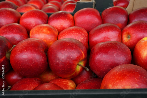 Φωτογραφία red apples at the wholesale farmer's market