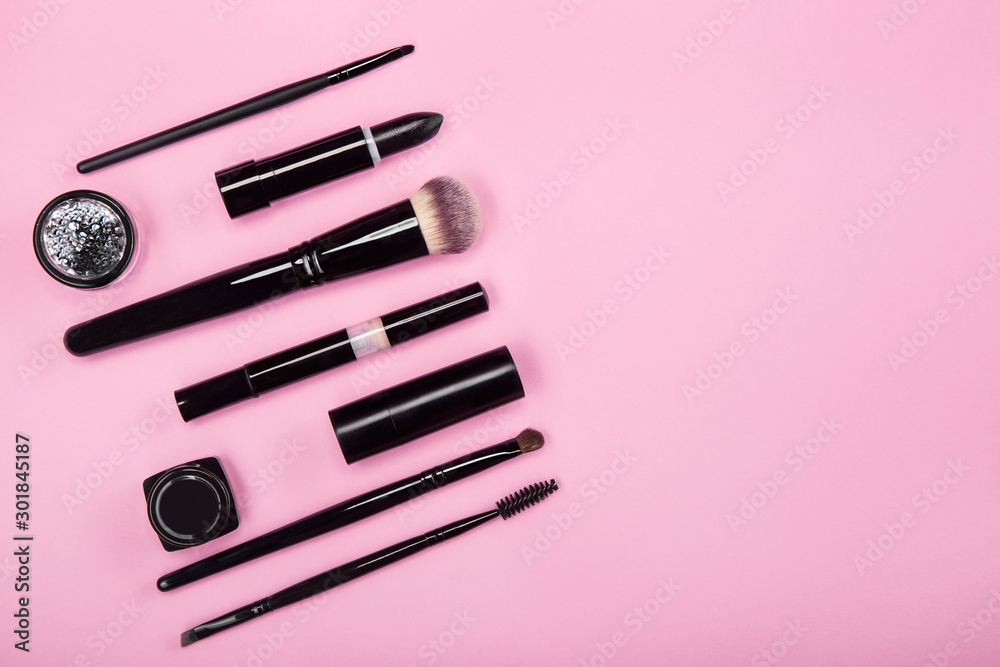 Set of brushes and cosmetic products Set of brushes and cosmetic products