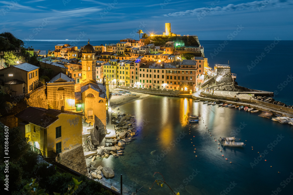 Vernazza nocą, Cinque Terre, Liguria, La Spezia, Włochy - obrazy, fototapety, plakaty 