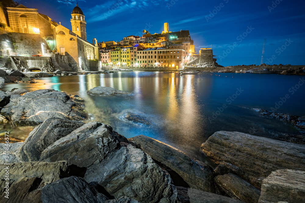 Vernazza nocą, Cinque Terre, Liguria, La Spezia, Włochy - obrazy, fototapety, plakaty 