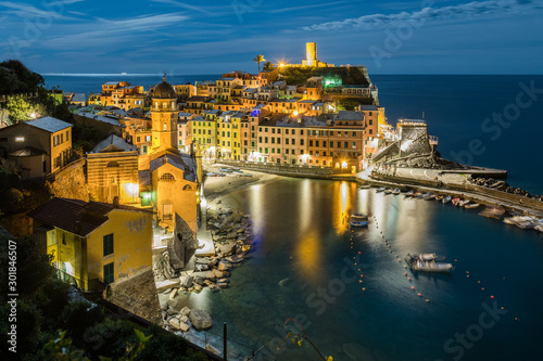 Fototapeta Naklejka Na Ścianę i Meble -  Vernazza nocą, Cinque Terre, Liguria, La Spezia, Włochy