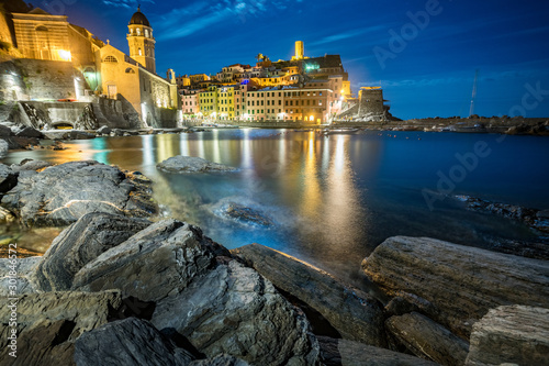 Fototapeta Naklejka Na Ścianę i Meble -  Vernazza nocą, Cinque Terre, Liguria, La Spezia, Włochy