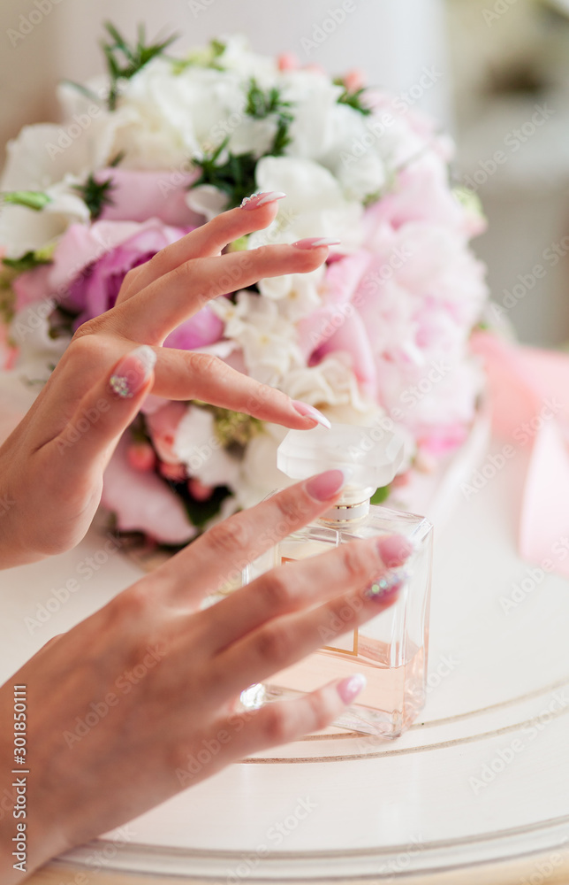 jar with perfume in the hands of the bride - obrazy, fototapety, plakaty 