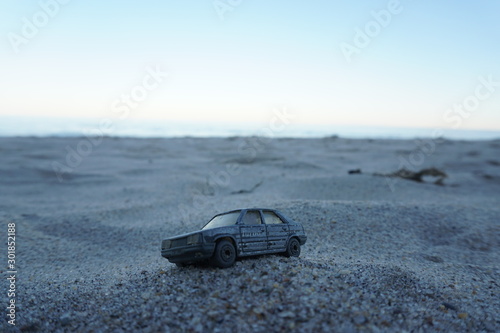 Spielzeugauto am Strand