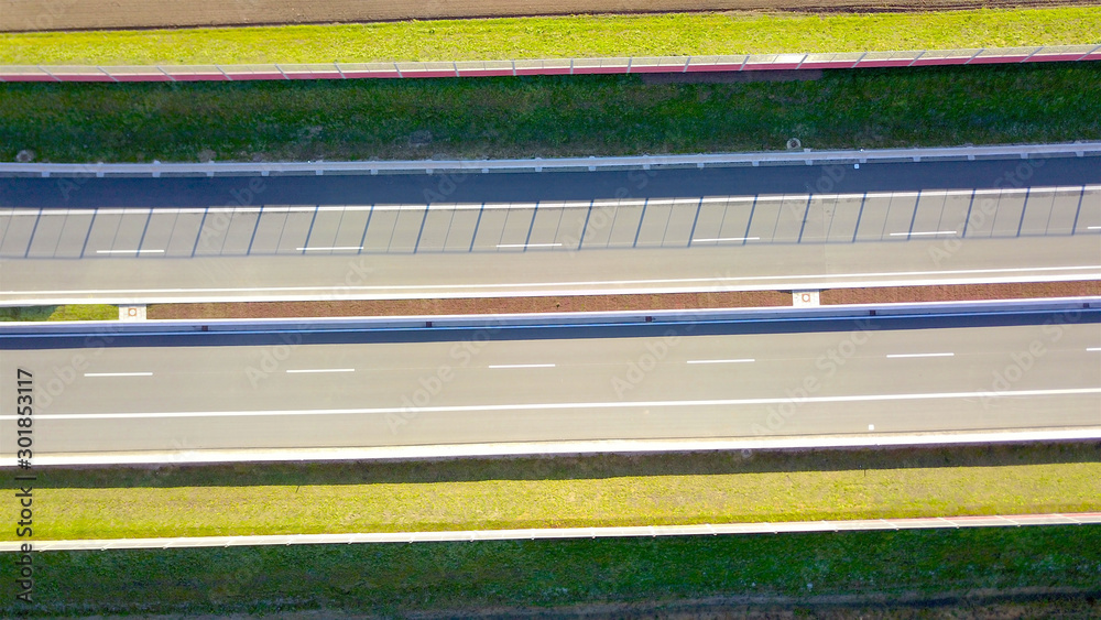 Neubau Nicht freigegebene, leere Autobahn mit 4 Fahrstreifen und