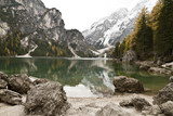 Wanderung im Herbst rund um den Pragser Wildsee mit schöner Bergkulisse in den Dolomiten in Südtirol Italien. Spiegelung im See.