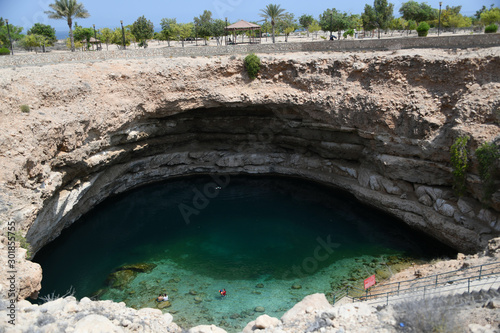 Die Hawiyyat Nadschm oder Hawiyat Najm Doline Bimmah Sinkhole liegt am Fuß des Hadschar Gebirges am Golf von Oman in der Nähe der Ortschaft Bimma und ist mit einem Höhlensystem mit dem Ocean verbunden photo