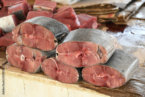 Thunfisch Fisch Thunfischfleisch Souq Fischmarkt Markt Fischfleisch Rohfisch geteilt Querschnitt zerteilt Angebot Fleisch frisch schlachten geschlachtet Essen Cholesterin cholesterinarm Schlachterei 