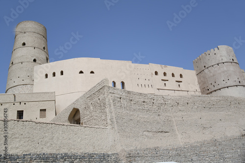 Die im 17. Jahrhundert erbaute große Festung Hisn Tamah in der Oasenstadt von Bahla, liegt am Fuße des Dschabal al Achdar Gebirges. Sie wurde aus traditionellem Baumaterial errichtet. photo