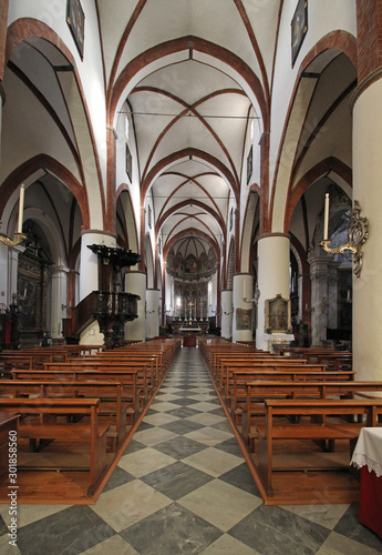 la navata centrale della Collegiata di San Fiorenzo a Fiorenzuola d'Arda (Piacenza) photo