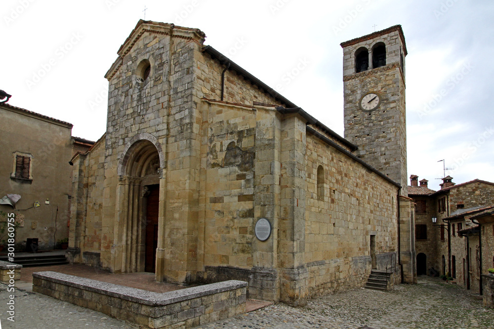 la chiesa romanica di San Giorgio nel borgo di Vigoleno (Piacenza)
