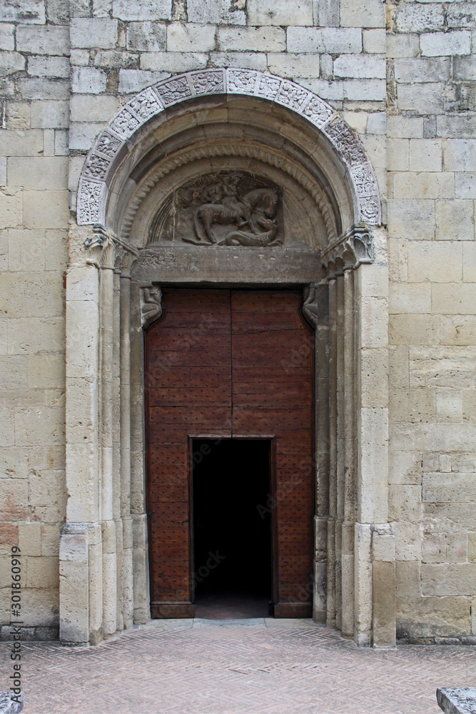 il portale della chiesa romanica di San Giorgio nel borgo di Vigoleno (Piacenza)