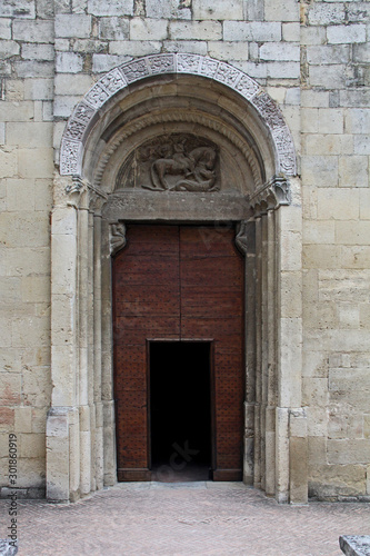il portale della chiesa romanica di San Giorgio nel borgo di Vigoleno (Piacenza)