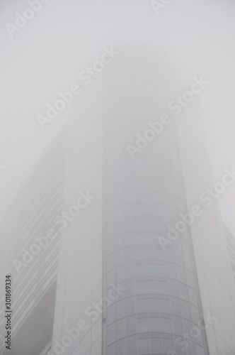 Hochhaus morgens im Nebel in Frankfurt