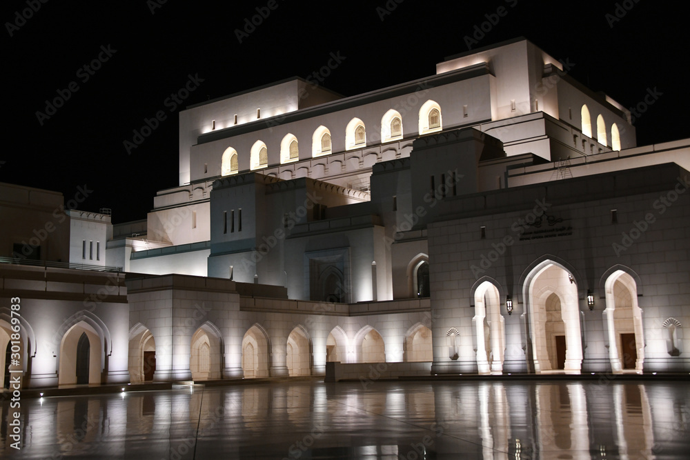 Fototapeta premium Opernhaus Oman Muscet Royal Opera House ROHM Baustil Sultan Qabus Fassade Kalkstein omanischer Architektur Oper Marmor Nacht Nachtaufnahme Gesamtansicht Beleuchtung Besichtigung Öffnungszeiten Top10