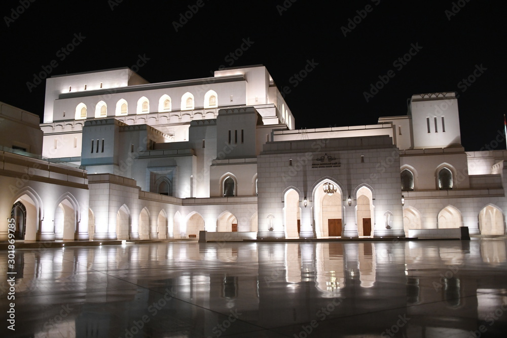 Opernhaus Muscat Oman Royal Opera House ROHM Baustil Sultan Qabus Fassade Kalkstein omanischer Architektur Oper Marmor Nacht Abend Nachtaufnahme Gesamtansicht Beleuchtung Programm Öffnungszeiten Top10