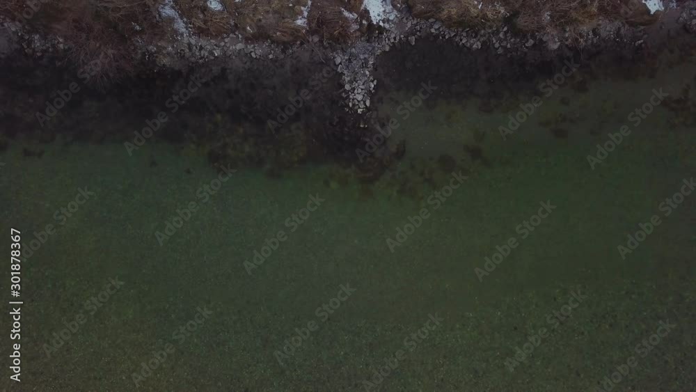 Aerial eines strömenden Flusses mit Flug nach oben