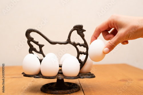 卵を持つ女性の手