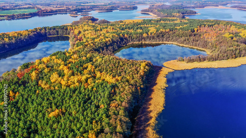 Fototapeta Naklejka Na Ścianę i Meble -  jesień na jeziorach Mazur w północno-wschodniej Polsce