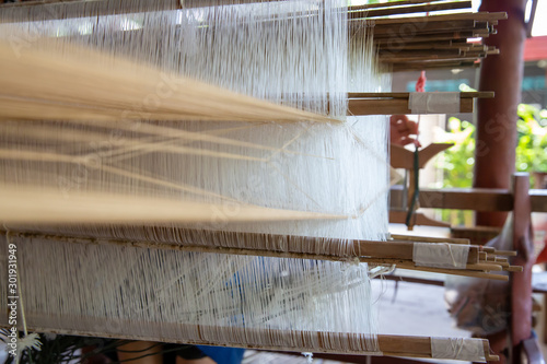 Cuadro en lienzo Process of fabric weaving in vintage weaver machine