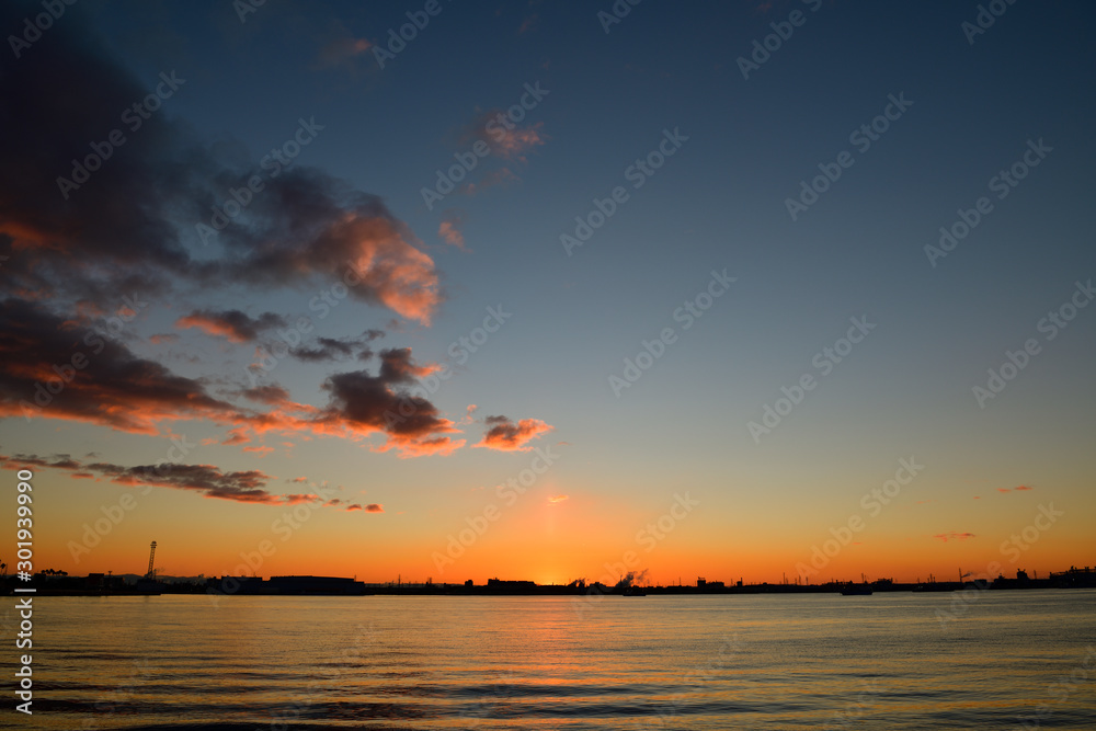 Obraz premium 名古屋港からの日の出