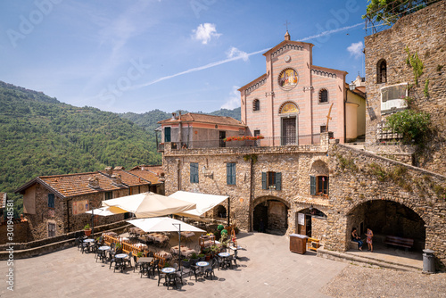 Vista del borgo medievale di Apricale, Liguria, Italia photo