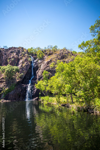 Wasserfall an einer Felswand im Wald