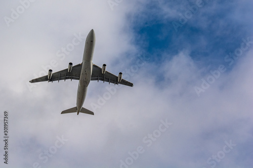 Airbus A340 en vol prés de l'aéroport de Roissy-CDG