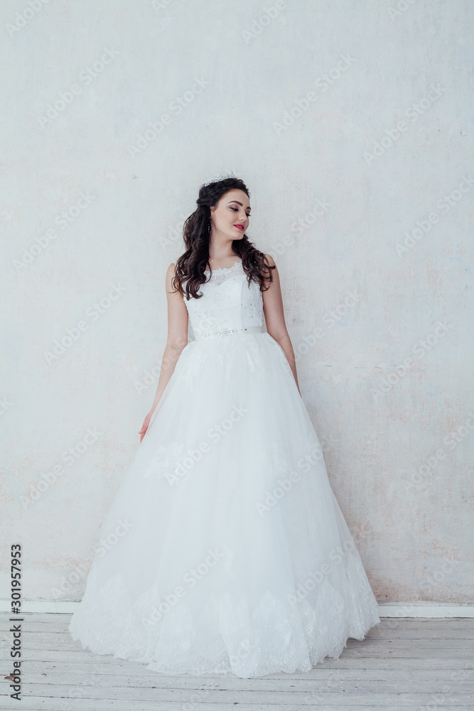 Fototapeta premium bride in white wedding dress in a roomf wedding