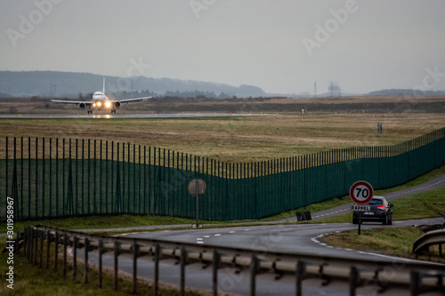 Airbus A318 atterissant à l'aéroport de Roissy-CDG photo