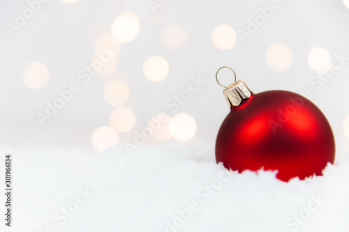 Czerwona bombka na śniegu