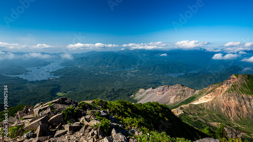 磐梯山頂から見下ろす裏磐梯