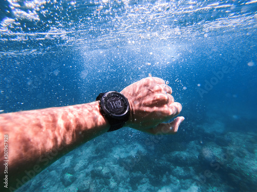 Obraz na płótnie Waterproof sport wrist watches underwater. w salonie