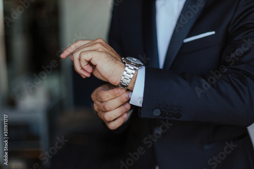 Lo sposo che indossa l'orologio
