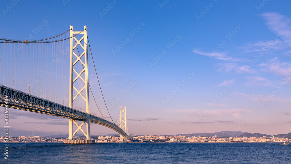 淡路島から見た明石海峡大橋