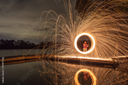 Lichtkunst mit Feuer an einem See