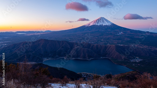 雪頭ヶ岳より望む早朝の富士山と西湖
