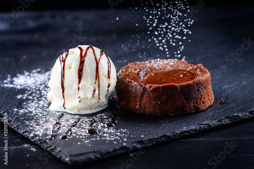 Konstfotografi dessert ice cream ball chocolate cake