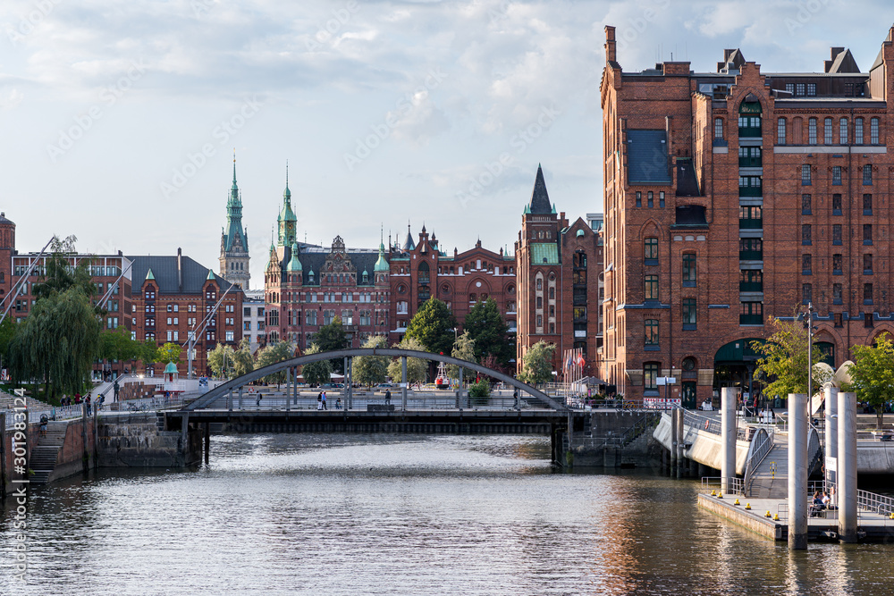Obraz premium Speicherstadt in Hamburg, Deutschland. Ansicht Backstein und Brücke