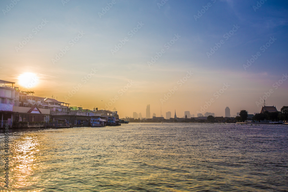 Bangkok Stadt und Fluss im Sonnenlicht