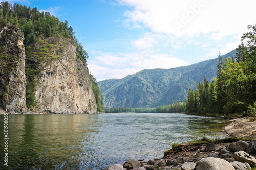 Foto Mountain river landscape in Siberia - stream of a mountain river running between mountains in summer
