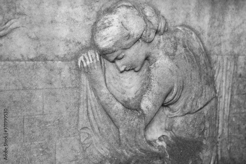 Detail eines alten Grabsteins, trauernde Frau, Nostalgie