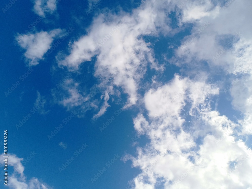 Obraz premium beautiful bleu sky with white clouds