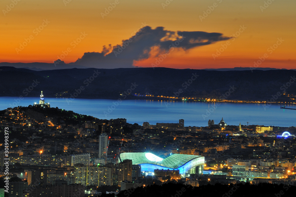 Crépuscule sur Marseille et le stade Vélodrome