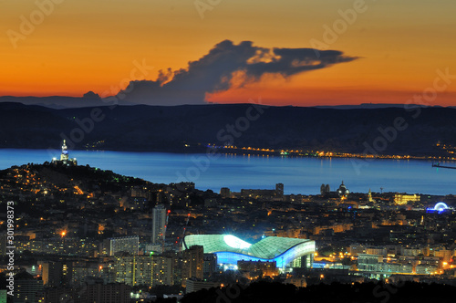 Crépuscule sur Marseille et le stade Vélodrome