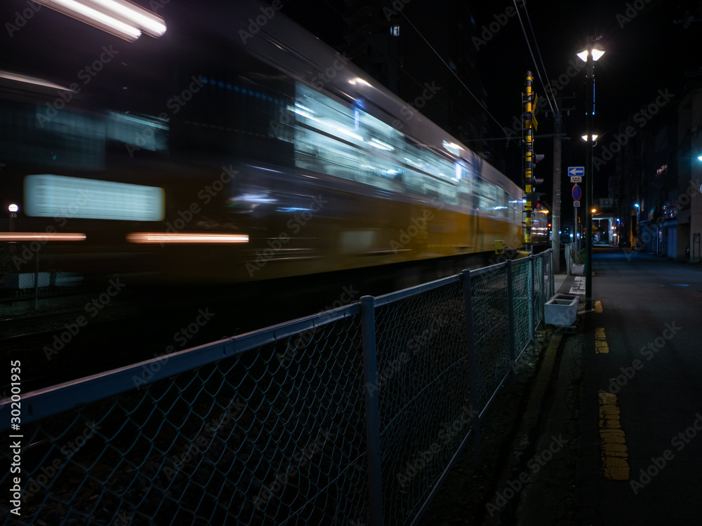 夜に電車が通り過ぎる様子 Stock Photo Adobe Stock