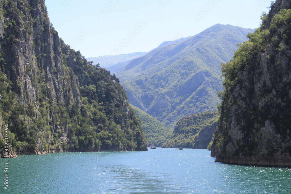 le lac de Koman, Albanie