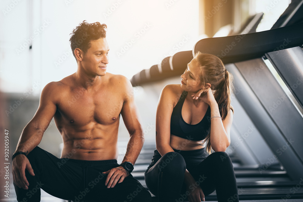 Fitness couple - woman and man in sport gym - obrazy, fototapety, plakaty 