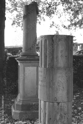 Stelen im Friedhof von Nußdorf in der Pfalz