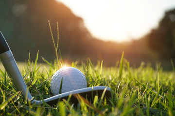 Crédence de cuisine Sport Balle de golf herbe coucher soleil  © somchai